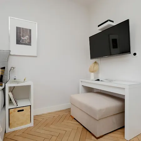 Beautiful & Modern Near The Center By Renters דירה *