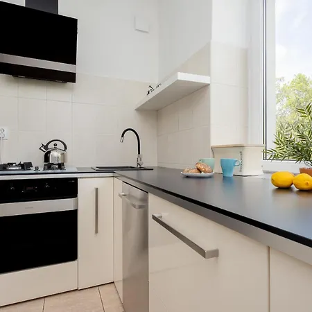 Beautiful & Modern Near The Center By Renters דירה *