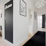Beautiful & Modern Near The Center By Renters Apartman