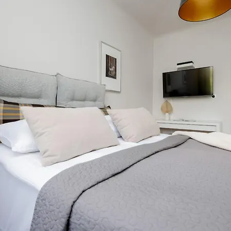 Apartman Beautiful & Modern Near The Center By Renters Varsó